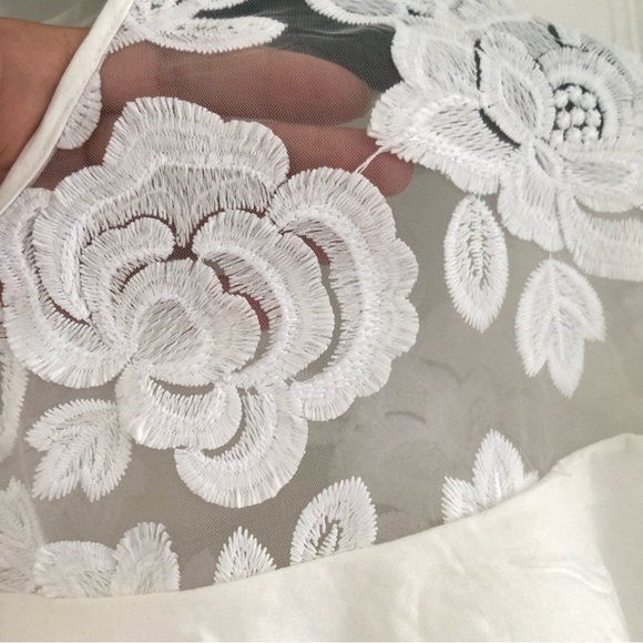 VINCE CAMUTO white top . - Picture 13 of 16